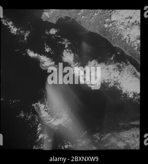 AS09-26D-3744D - Apollo 9 - Apollo 9 Missionsbild - S0-65 Multispektrale Fotografie - Kalifornien; Umfang und Inhalt: Die Originaldatenbank beschreibt dies wie folgt: Beschreibung: Erdbeobachtung aufgenommen von der Apollo 9 Crew. Blick ist auf Santa Catalina und San Clemente Inseln, San Bedro, Bay Area und Oceanside in Kalifornien. Der Breitengrad betrug 33.16 N bei Längengrad 118.12 W, die Überlappung betrug 50 %, die Höhenmeilen 103 und die Wolkendecke 25 %. Diese Bilder wurden im Rahmen des NASA S0-65 Experiments ``Multispectral Terrain Photography`` aufgenommen. Das Experiment ermöglicht die gleichzeitige Satellitenfotografie der Erde. Stockfoto